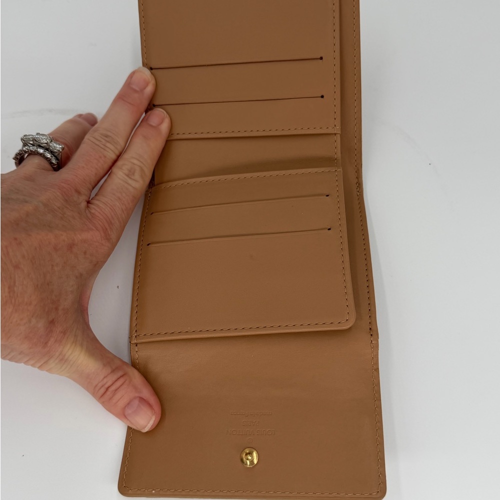 LV Elise Latte Vernis Compact Wallet Rare Color in Excellent Condition. - Picture 8 of 15